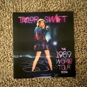 TAYLOR SWIFT 1989 WORLD TOUR BOOK